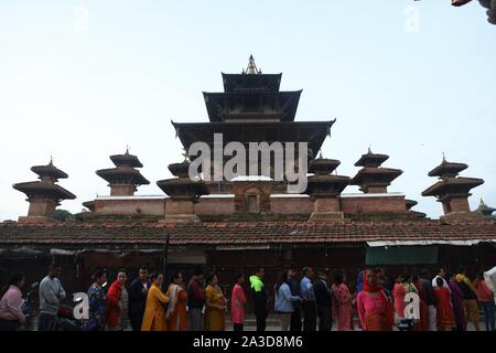Katmandou, Népal. 07Th Oct, 2019. Les dévots de l'alignement de prier à Templetaleju en célébration de Navami, neuvième jour de Dashain Festival à Basantapur Durbar Square, Katmandou, Népal, 07 octobre 2019. Le temple s'ouvre une fois par an pour le public Navami jour. Dashain est la plus longue et le plus propice au Népal festival offrant la dévotion envers la Déesse Durga. Il est célébré pendant 10 jours par des hindous népalais. (Photo by Subash Shrestha/Pacific Press) Credit : Pacific Press Agency/Alamy Live News Banque D'Images
