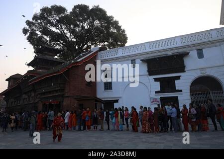 Katmandou, Népal. 07Th Oct, 2019. Les dévots de l'alignement de prier à Templetaleju en célébration de Navami, neuvième jour de Dashain Festival à Basantapur Durbar Square, Katmandou, Népal, 07 octobre 2019. Le temple s'ouvre une fois par an pour le public Navami jour. Dashain est la plus longue et le plus propice au Népal festival offrant la dévotion envers la Déesse Durga. Il est célébré pendant 10 jours par des hindous népalais. (Photo by Subash Shrestha/Pacific Press) Credit : Pacific Press Agency/Alamy Live News Banque D'Images