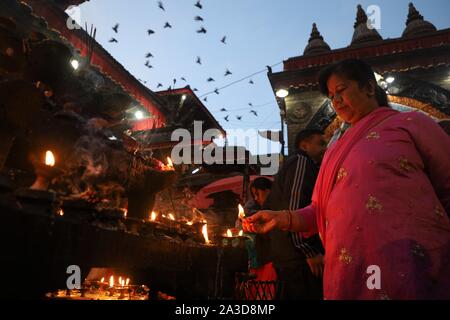 Katmandou, Népal. 07Th Oct, 2019. Dévot offrant des lampes à beurre en célébration de Navami, neuvième jour de Dashain Festival à Basantapur Durbar Square, Katmandou, Népal, 07 octobre 2019. Le temple s'ouvre une fois par an pour le public Navami jour. Dashain est la plus longue et le plus propice au Népal festival offrant la dévotion envers la Déesse Durga. Il est célébré pendant 10 jours par des hindous népalais. (Photo by Subash Shrestha/Pacific Press) Credit : Pacific Press Agency/Alamy Live News Banque D'Images