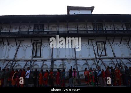 Katmandou, Népal. 07Th Oct, 2019. Les dévots de l'alignement de prier à Templetaleju en célébration de Navami, neuvième jour de Dashain Festival à Basantapur Durbar Square, Katmandou, Népal, 07 octobre 2019. Le temple s'ouvre une fois par an pour le public Navami jour. Dashain est la plus longue et le plus propice au Népal festival offrant la dévotion envers la Déesse Durga. Il est célébré pendant 10 jours par des hindous népalais. (Photo by Subash Shrestha/Pacific Press) Credit : Pacific Press Agency/Alamy Live News Banque D'Images