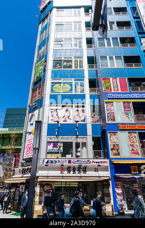 Tokyo, Akihabara. L'extérieur de l'Maidreamin café, restaurant à thème des capacités des personnes qui se passé. La journée. Photos de la fenêtre de diverses femmes de chambre. Banque D'Images