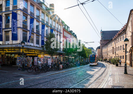 Freiburg im Breisgau, Allemagne, le 30 août 2019, l'inner city view at librairie avec d'innombrables vélos parking à côté des rails de tramway sur journée ensoleillée près de la Banque D'Images