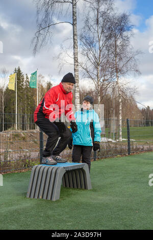 Couple de personnes âgées faisant quotidiennement à l'exercice de sport en plein air Banque D'Images