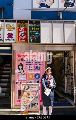 Tokyo, Akihabara. Entrée du thème Maidreamin, avec chambre à l'extérieur de distribuer des flyers pour le 10e anniversaire de la cafe. Banque D'Images