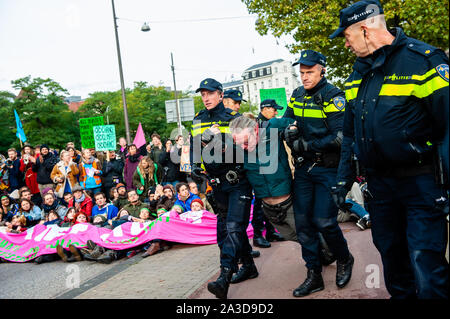 La police arrête des militants néerlandais XR au cours de la manifestation.pour 2 semaines, l'extinction la rébellion et ses alliés vont se réunir dans les grandes villes du monde et continuer à se rebeller contre les gouvernements du monde pour leur inaction criminelle sur le climat et de la crise écologique. XR activistes du climat à Amsterdam vont organiser un blocus à grande échelle sur plusieurs jours sur le Museumbrug, en face du Rijksmuseum. Tôt le matin, des centaines de militants XR a montré sur le pont, où il n'y avec une présence policière visible. Le groupe de protection de l'extinction de la rébellion veut Dutch g Banque D'Images