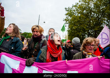 Un activiste XR crie des slogans pendant la manifestation.pour 2 semaines, l'extinction la rébellion et ses alliés vont se réunir dans les grandes villes du monde et continuer à se rebeller contre les gouvernements du monde pour leur inaction criminelle sur le climat et de la crise écologique. XR activistes du climat à Amsterdam vont organiser un blocus à grande échelle sur plusieurs jours sur le Museumbrug, en face du Rijksmuseum. Tôt le matin, des centaines de militants ont montré jusqu'à XR le pont, où il y avait une présence policière visible. Le groupe de protection de l'extinction de la rébellion veut aller néerlandais Banque D'Images