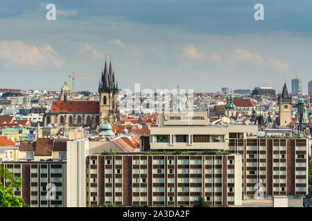 Vue aérienne de citycape de la vieille ville de Prague, avec beaucoup de toits rouges et l'église de la Mère de Dieu de Týn, et la Power Tower. Chu gothique Banque D'Images