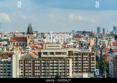 Vue aérienne de citycape de la vieille ville de Prague, avec beaucoup de toits rouges et l'église de la Mère de Dieu de Týn, et la Power Tower. Chu gothique Banque D'Images