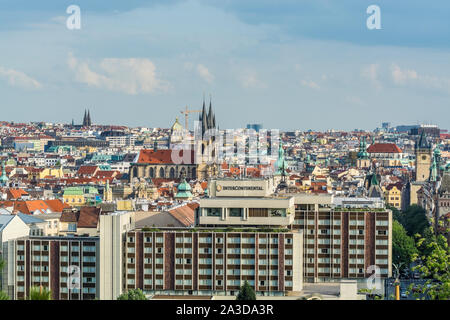 Vue aérienne de citycape de la vieille ville de Prague, avec beaucoup de toits rouges et l'église de la Mère de Dieu de Týn, et la Power Tower. Chu gothique Banque D'Images
