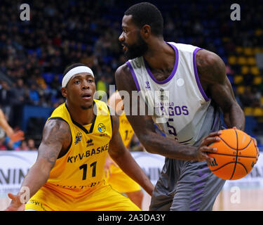 Kiev, UKRAINE - le 26 septembre 2019 : Kyndahl Hill de BC Kyiv Basket (L) se bat pour une balle avec Earl Clark de San Pablo Burgos pendant leurs qualificatifs de la Ligue des Champions de basket-ball FIBA game Banque D'Images