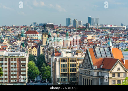 Vue aérienne de citycape de la vieille ville de Prague, avec beaucoup de toits rouges et l'église de la Mère de Dieu de Týn, et la Power Tower. Chu gothique Banque D'Images