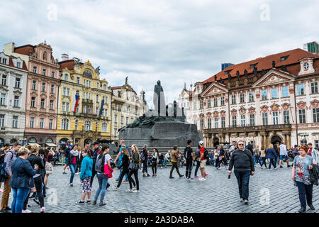 Statue commémorative de Jan Hus, un très important et un symbole de force pour les habitants de la Bohême, à une extrémité de la place de la Vieille Ville, Prague en République Tchèque Banque D'Images