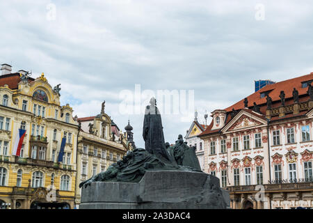 Statue commémorative de Jan Hus, un très important et un symbole de force pour les habitants de la Bohême, à une extrémité de la place de la Vieille Ville, Prague en République Tchèque Banque D'Images