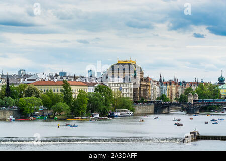 Vue depuis le Pont Charles, l'clorful édifices le long de la banque de Vltava avec Théâtre National de Prague, la Vltava est la logest Banque D'Images