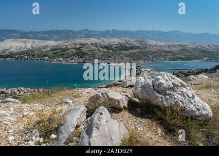 Vue panoramique de l'île de Pag en Croatie. Dans l'arrière-plan les montagnes de Dalmatie peut être vu. Banque D'Images