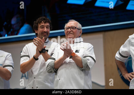 San Sebastian, Espagne. 7 juin, 2018. Chefs Eneko Atxa (à gauche) et Juan Mari Arzak (droite) parler au public pendant la célébration. Credit : Javi Julio SOPA/Images/ZUMA/Alamy Fil Live News Banque D'Images