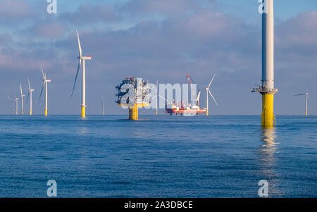 Certains des 175 éoliennes et l'une des deux sous-stations offshore sur l'éolien offshore London Array, qui a été le plus grand parc éolien offshore jusqu'en 2017 Banque D'Images