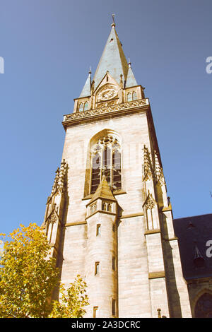 Le clocher de l'Église catholique dans le style gothique. Strasbourg Banque D'Images