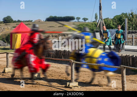 Cité médiévale des chevaliers en armure à cheval lors du tournoi de chevalerie au Château de Tiffauges, Vendée, France Banque D'Images