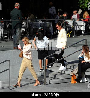 Milan, Mario Gotze et épouse Ann Kathrin Brommel Mario Gotze, footballeur allemand du Borussia Dortmund et de l'équipe nationale d'Allemagne, apercevoir les rues du centre avec sa femme Ann Kathrin BROMMEL. Ici c'est parti pour une longue promenade le long des rues du quadrilatère, puis un arrêt à la boutique 'Apple' sur la place de la liberté, d'essayer de nouveaux smartphones, et une promenade sur la Piazza Duomo, avant de retourner à l'hôtel. Banque D'Images