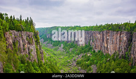 Vue panoramique sur le canyon Ouimet en Ontario, Canada Banque D'Images