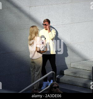 Milan, Mario Gotze et épouse Ann Kathrin Brommel Mario Gotze, footballeur allemand du Borussia Dortmund et de l'équipe nationale d'Allemagne, apercevoir les rues du centre avec sa femme Ann Kathrin BROMMEL. Ici c'est parti pour une longue promenade le long des rues du quadrilatère, puis un arrêt à la boutique 'Apple' sur la place de la liberté, d'essayer de nouveaux smartphones, et une promenade sur la Piazza Duomo, avant de retourner à l'hôtel. Banque D'Images