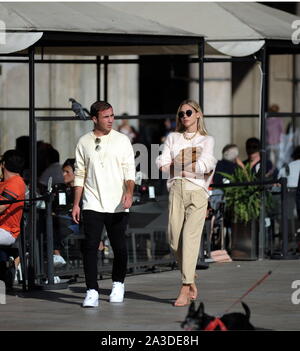 Milan, Mario Gotze et épouse Ann Kathrin Brommel Mario Gotze, footballeur allemand du Borussia Dortmund et de l'équipe nationale d'Allemagne, apercevoir les rues du centre avec sa femme Ann Kathrin BROMMEL. Ici c'est parti pour une longue promenade le long des rues du quadrilatère, puis un arrêt à la boutique 'Apple' sur la place de la liberté, d'essayer de nouveaux smartphones, et une promenade sur la Piazza Duomo, avant de retourner à l'hôtel. Banque D'Images