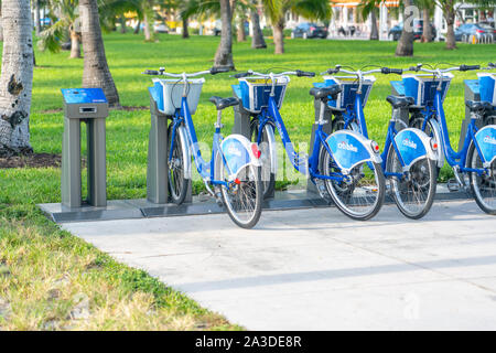 Miami, USA - 11 septembre 2019 : Blue Citibike à louer des vélos partagés alignés dans South Beach de Miami Banque D'Images