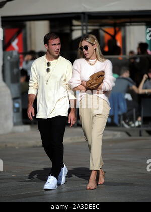 Milan, Mario Gotze et épouse Ann Kathrin Brommel Mario Gotze, footballeur allemand du Borussia Dortmund et de l'équipe nationale d'Allemagne, apercevoir les rues du centre avec sa femme Ann Kathrin BROMMEL. Ici c'est parti pour une longue promenade le long des rues du quadrilatère, puis un arrêt à la boutique 'Apple' sur la place de la liberté, d'essayer de nouveaux smartphones, et une promenade sur la Piazza Duomo, avant de retourner à l'hôtel. Banque D'Images