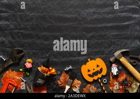 Happy Halloween journée avec construction bricolage outils pratiques sur craie noire fond conseil concept. Télévision jeter dessus avec l'exemplaire de l'espace pour votre texte. Banque D'Images