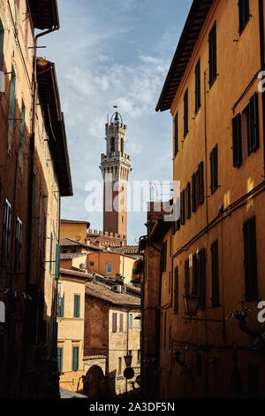 Chapelle médiévale et de vieilles maisons sur l'allée ombragée étroites en ville en Toscane Banque D'Images