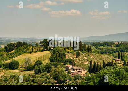 Vue aérienne de l'incroyable paysage italien vert avec des arbres et des vignes sur les terres agricoles avec maison d'habitation dans la Toscane ensoleillée Banque D'Images