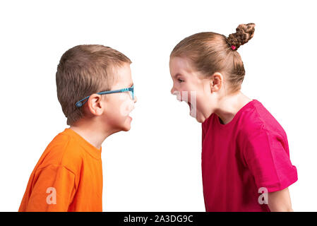 Soeur et frère crier à l'autre. Isolé sur un fond blanc. Banque D'Images