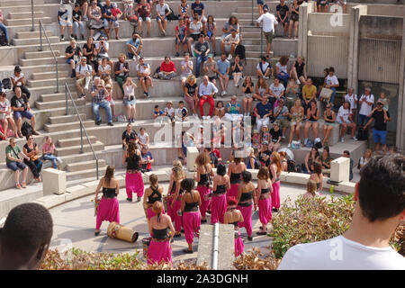 Spectacle de danse à l'amphithéâtre sur la Place de la République à Lille Braderie 2019 Lille, France Europe Banque D'Images