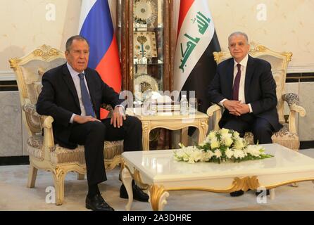 Bagdad, Iraq. Oct 7, 2019. Le Ministre iraquien des affaires étrangères, Mohammed al-Hakim (R) rencontre avec le Ministre russe des Affaires étrangères Sergueï Lavrov à Bagdad, l'Iraq, le 7 octobre 2019. Mohammed al-Hakim et son homologue Sergueï Lavrov a appelé lundi ici pour intensifier les efforts visant à réduire les tensions dans la région du Golfe et le retour de la Syrie de la Ligue arabe (AL). Credit : Khalil Dawood/Xinhua/Alamy Live News Banque D'Images