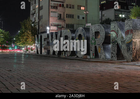 Monument du nouveau-né à Pristina au Kosovo. Banque D'Images