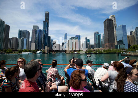 Les touristes sur le pont supérieur de la rivière Chicago architecture centre visite guidée sur le lac Michigan Chicago Illinois Etats-Unis d'Amérique Banque D'Images