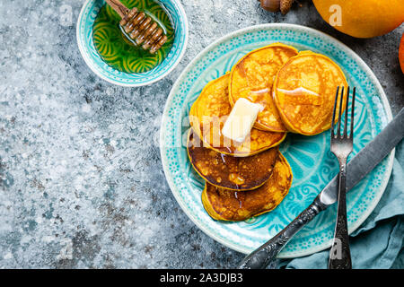 Crêpes à la citrouille sur fond de bois rustique Banque D'Images