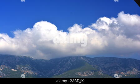 Au-dessus des montagnes dans le sud de la Turquie Alanya Alanya sur un jour d'automne nuageux avec ciel bleu et nuages blancs Banque D'Images