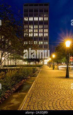 Le colonel de bâtiment de bureaux service comme siège social de Q-park, solutions de parking. La société est créée en 1998 avec un revenu annuel de 825millions Banque D'Images