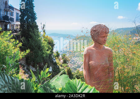 Eze, France, le 5 septembre 2018 : Belle vue sur la mer Méditerranée avec l'accent sur une statue dans le jardin botanique de Eze Village médiéval en fran Banque D'Images