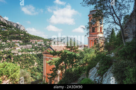 Eze, France, le 5 septembre 2018 : l'ancien néo-classicisme Eglise Notre Dame de l'assomption du village médiéval d'Eze Banque D'Images