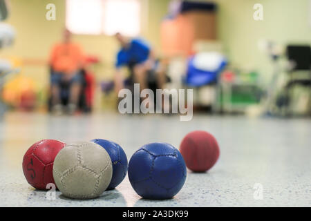 Les joueurs de boccia handicapés Formation sur un fauteuil roulant. Close up de petites boules Banque D'Images