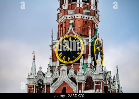 Réveil sonne sur la tour Spasskaya du Kremlin de Moscou. La place Rouge, Moscou. La Russie. Banque D'Images