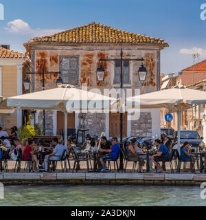 Taverne au bord de l'eau dans la ville de Leucade Leucade sur l'île de Lefkas, Grèce / Banque D'Images