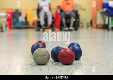 Les joueurs de boccia handicapés Formation sur un fauteuil roulant. Close up de petites boules Banque D'Images