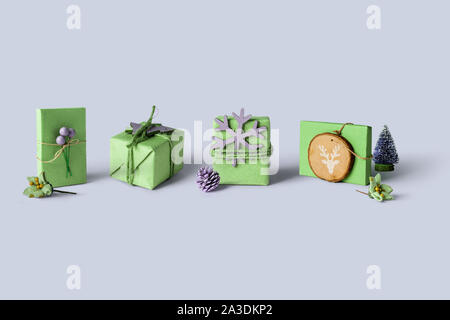 Composition de Noël. Funny cadeaux de Noël vert fort avec de l'emballage, et de décoration sur le fond, l'hiver, Noël, Nouvel An ou le shopping c Banque D'Images