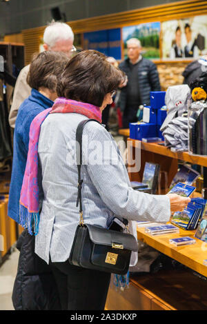 Les passagers d'acheter des souvenirs avant de monter à bord du Rocky Mountaineer train touristique à Vancouver British Columbia Canada Banque D'Images