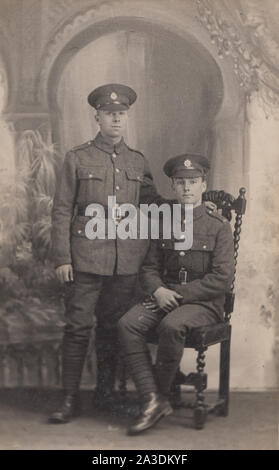 Vintage Début xxe siècle Carte postale photographique montrant deux soldats de l'armée britannique Banque D'Images