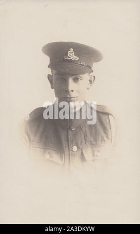 Vintage Début xxe siècle Carte postale photographique montrant un jeune soldat de l'armée britannique de l'Artillerie royale. Banque D'Images